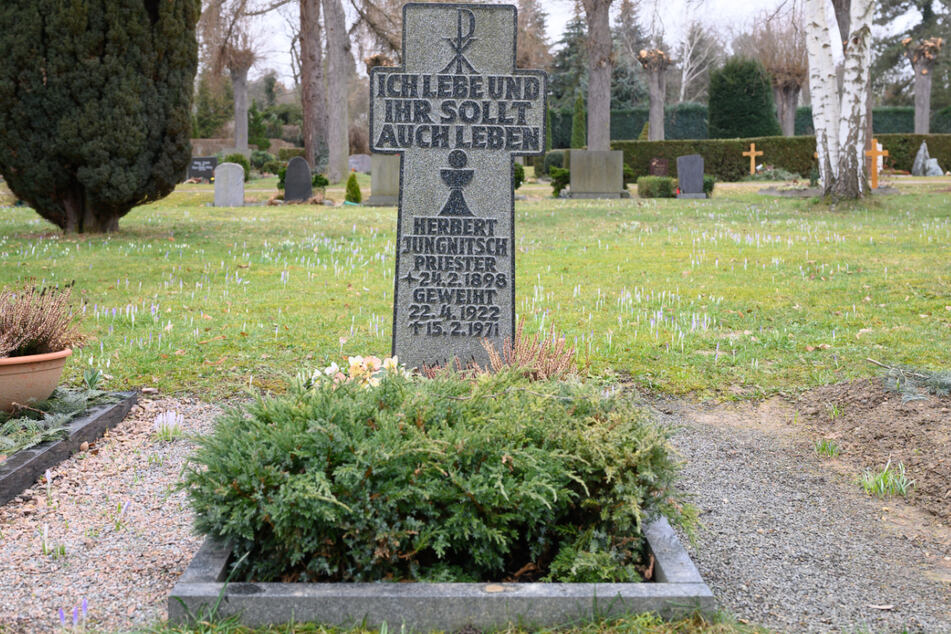 Auf dem Südfriedhof befindet sich das Grab von Pfarrer Herbst Jungnitsch - der als Haupttäter des sexuellen Missbrauchs gilt.