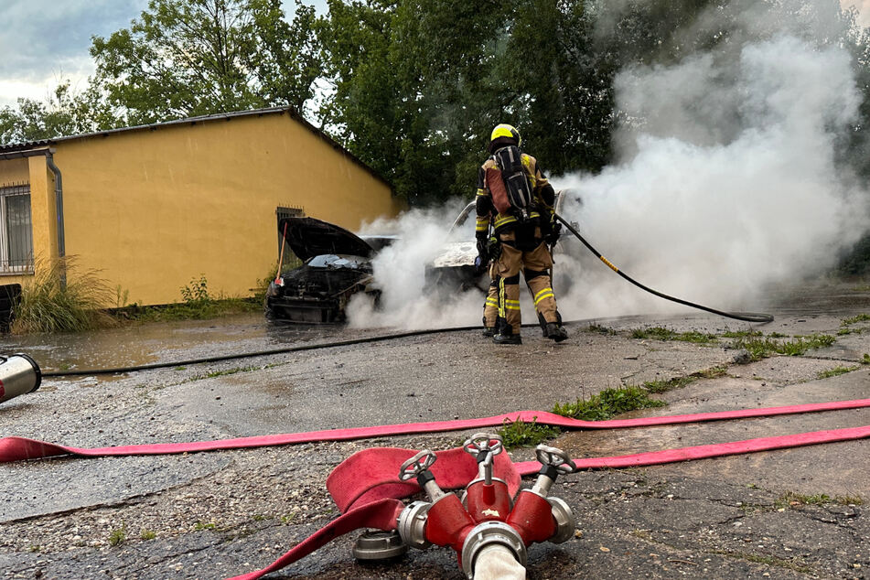 Zwei Autos auf Fahrschul-Gelände brennen nieder: War es Brandstiftung?