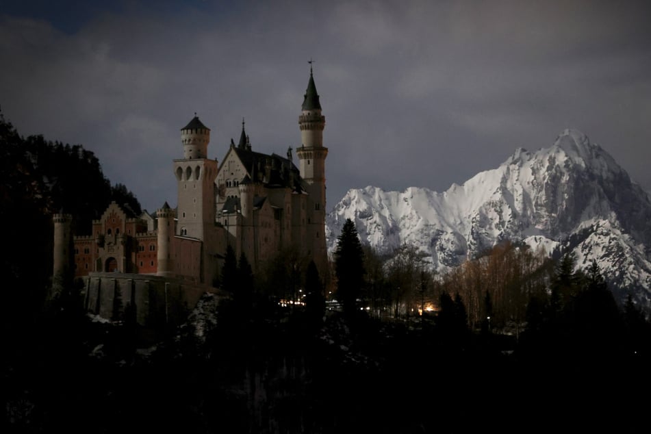 Schloss Neuschwanstein knipst im Rahmen der "Earth Hour" die Lichter aus.