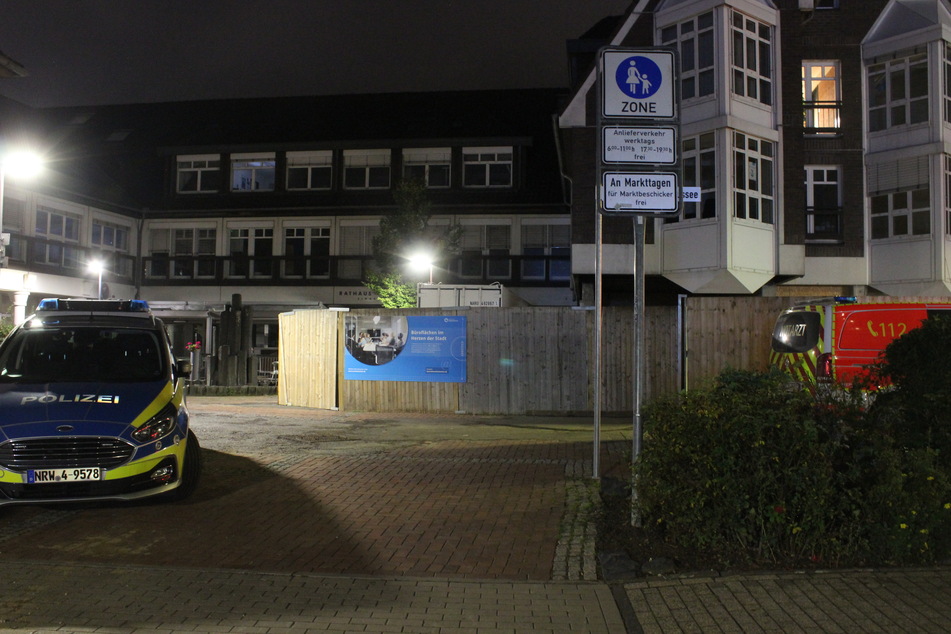 Polizei und Rettungskräfte waren im Einsatz und haben den schwerverletzten Mann in eine Klinik gebracht.