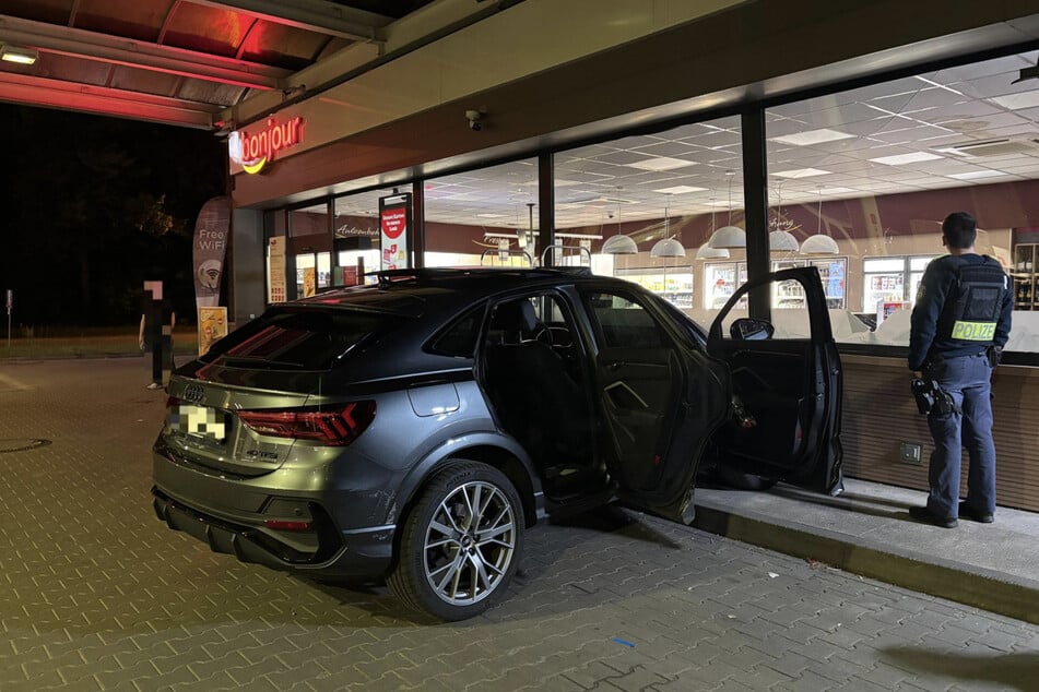 Mit durchgedrückten Gaspedal raste die Frau in die Tankstelle.