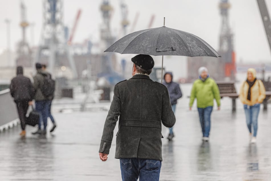 In Hamburg wird es in den kommenden Tagen ungemütlich. Der Regenschirm wird zum treuen Begleiter.