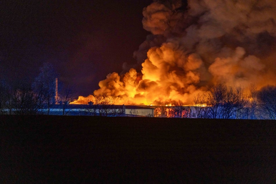 In einem metallverarbeitenden Betrieb in Halsbrücke kam es am Samstag zu einem Großbrand.