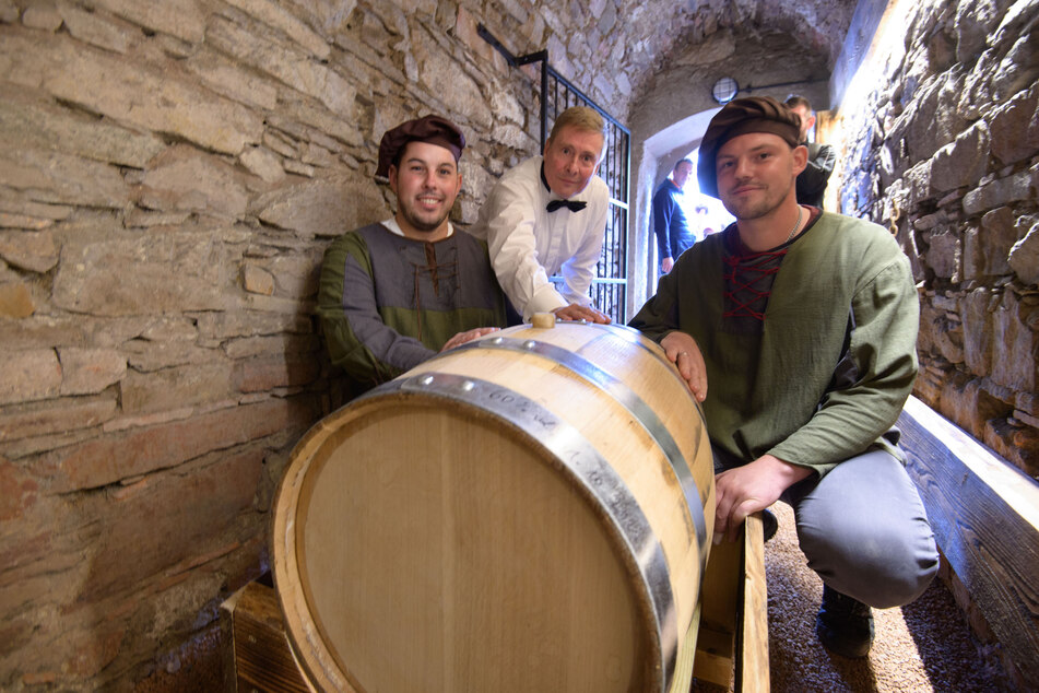 Wolfgang Lückert (62, Mitte), Betreiber des Plauener Whiskyhandels "Spirit of Oak", war für die Einlagerung verantwortlich. Die Augustusburger Hausmeister Franz Vieweger (29) und Tim Laßner (30, v.l.) halfen ihm dabei.