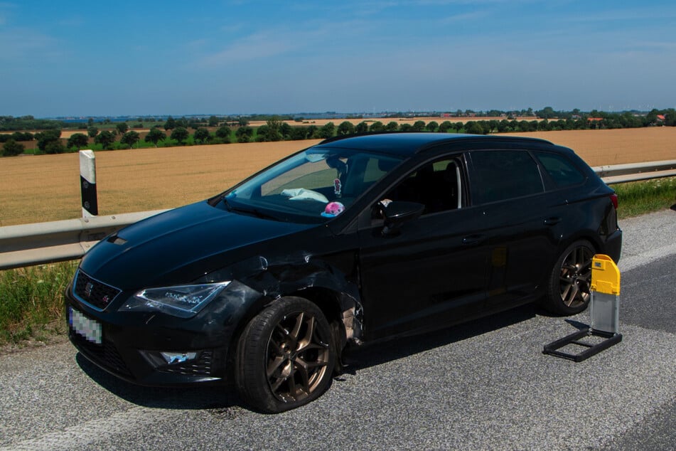 Der Fahrer des Seat (22) hatte die Kontrolle über seinen Wagen verloren und war in den Gegenverkehr geraten.