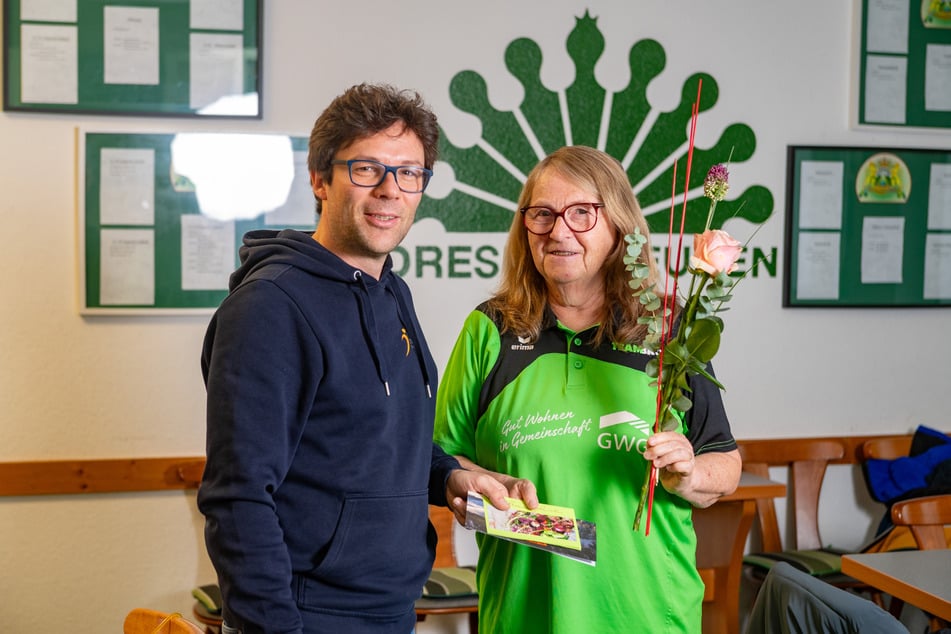 Sascha Lahr (44) vom StadtSportBund Dresden überreichte der engagierten Ehrenamtlerin Blumen und einen Gutschein.