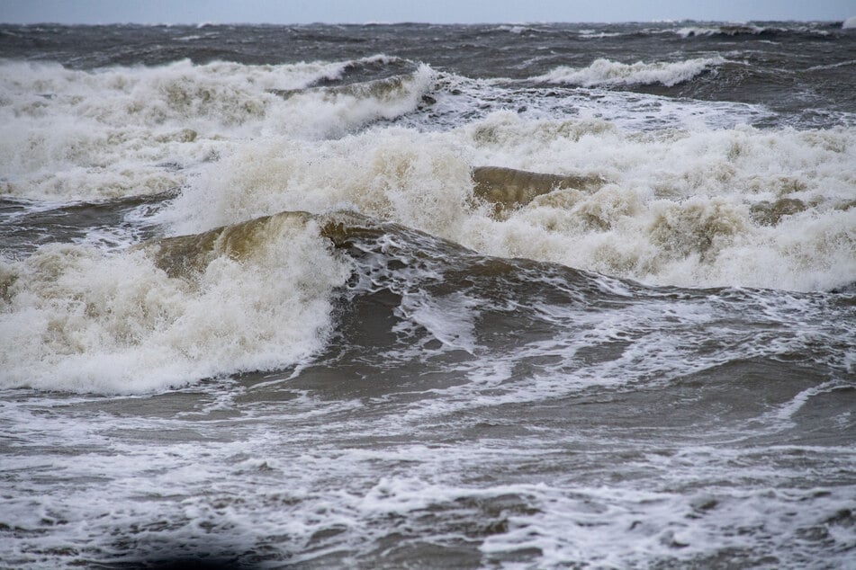 In Flensburg soll das Wasser die Kaikante übersteigen. (Symbolfoto)
