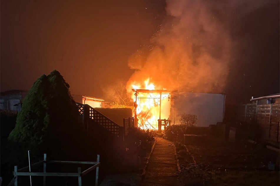 Beim Eintreffen der Einsatzkräfte stand die Laube bereits in Vollbrand.