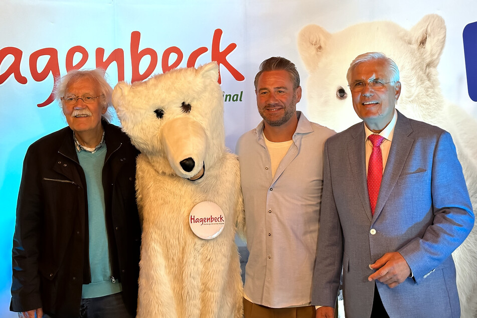 Von links nach rechts: Moderator Carlo von Tiedemann (79), Sänger Sasha und Hagenbeck-Geschäftsführer Dr. Dirk Albrecht. Alle drei führten am Montag durch die Taufe des Eisbären-Jungen Anouk.