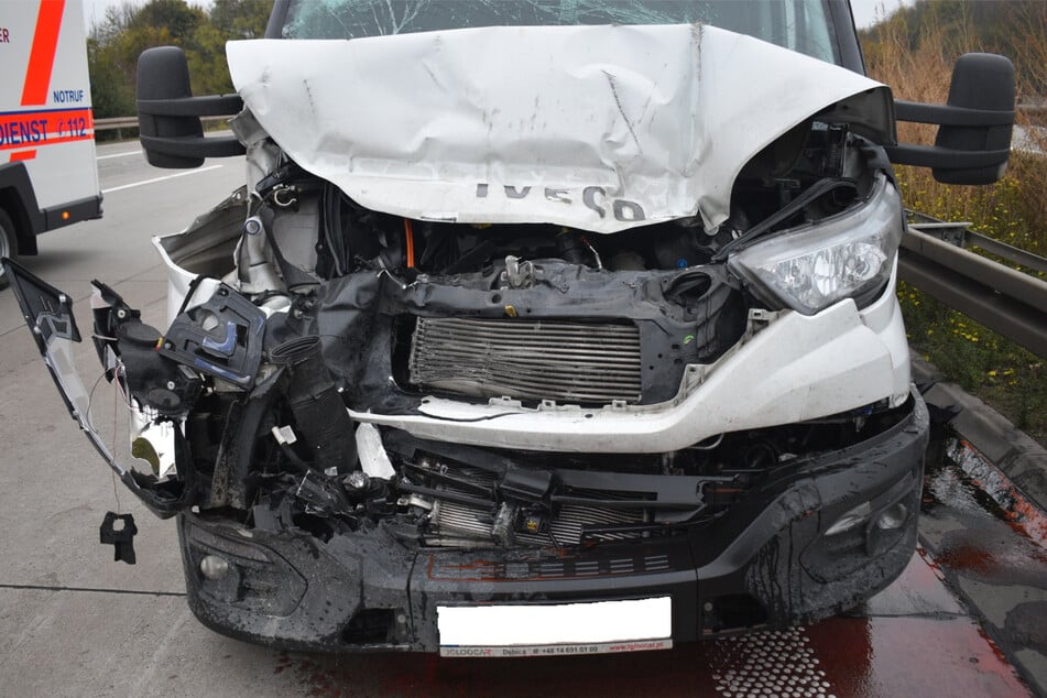 Der Transporter wurde bei dem Unfall stark beschädigt.