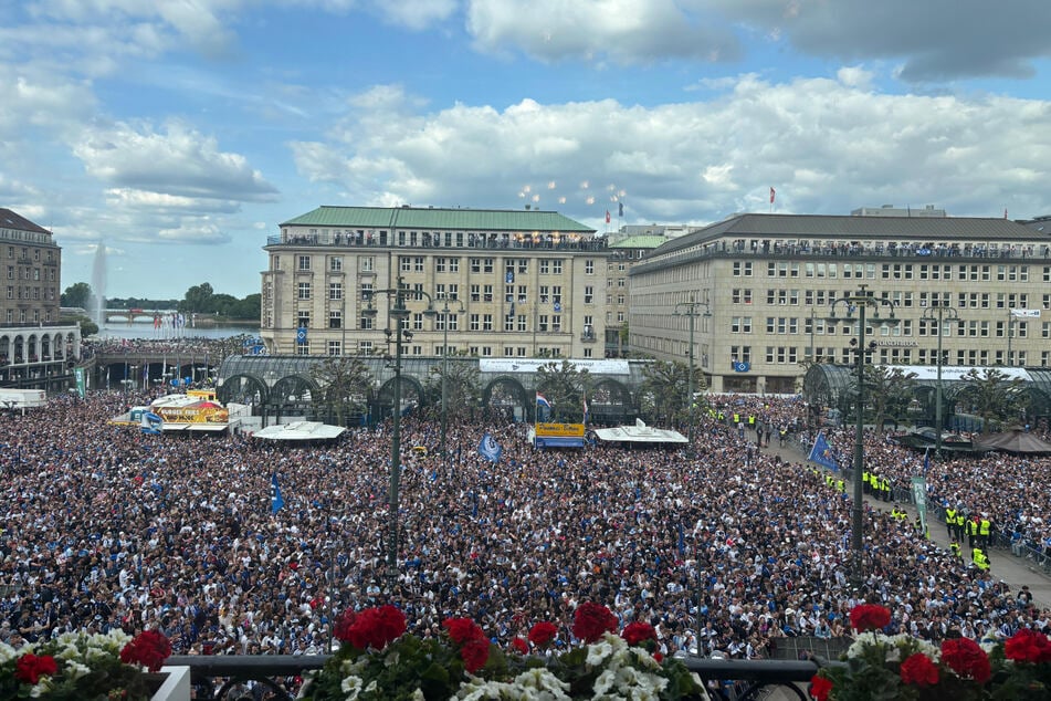 Der Rathausplatz ist voll mit HSV-Fans.
