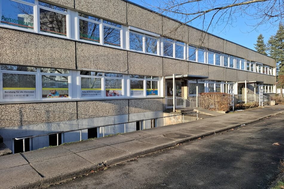 Gemäß Stadtratsbeschluss darf das Ärztehaus am Albert-Wolf-Platz abgerissen werden, sofern alle Mieter ein vergleichbares Angebot in der Nähe erhalten haben.