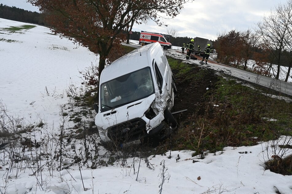 Durch die Wucht des Aufpralls wurde der Ford von der Straße geschleudert.
