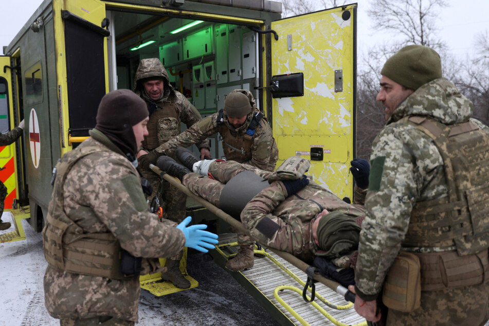 Sanitäter der ukrainischen Armee retten einen verletzten Kameraden. Das Bild wurde Mitte Januar bei Soledar aufgenommen. Jetzt hat sich die Ukraine aus der Stadt im Donbas zurückgezogen.