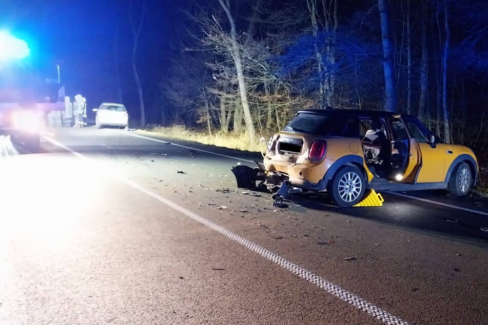 Weil sie wegen eines überholenden Autos im Gegenverkehr bremsen mussten, ist es auf der B87 in Nordsachsen zu einem Unfall zwischen einem BMW Mini und einem VW gekommen.