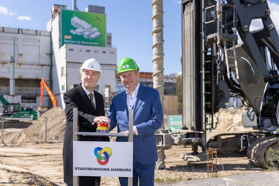 SRH-Geschäftsführer Rüdiger Siechau (l.) und Umweltsenator Jens Kerstan (57, Grüne) bei der symbolischen Grundsteinlegung am Mittwoch.