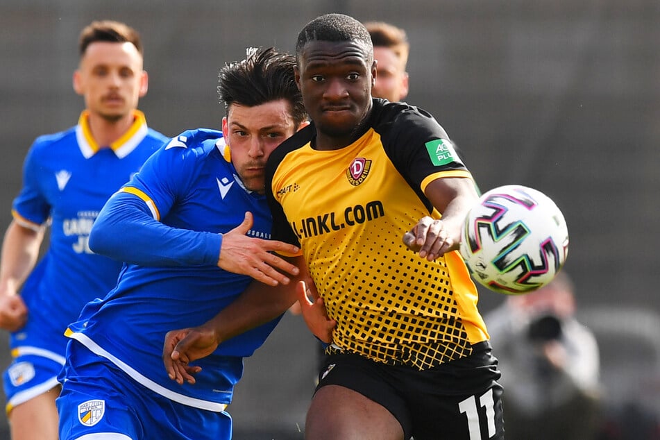 Agyemang Diawusie (rechts) setzt sich im Testspiel gegen Lucas Stauffer von Jena durch.