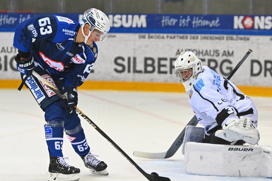 Im letzten Testspiel vorm Saisonauftakt hatte David Rundqvist (30. l.) einen Alleingang. Hier scheiterte er aber an Bayreuths Schlussmann Joshua Appler (20).