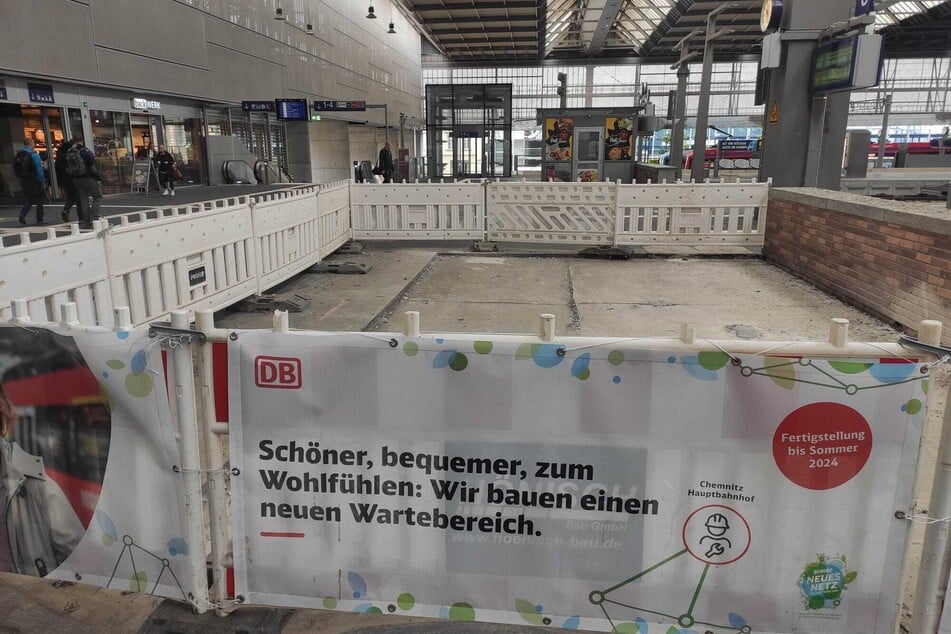 Ein trauriges Bild im Chemnitzer Hauptbahnhof: Eigentlich sollte hier schon längst ein neuer Wartebereich stehen - doch die Bauarbeiten haben noch nicht einmal begonnen.