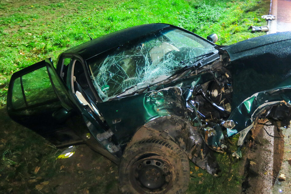 Schwerer Crash bei Zwickau: VW kracht gegen Baum, Motor fliegt aus dem Auto