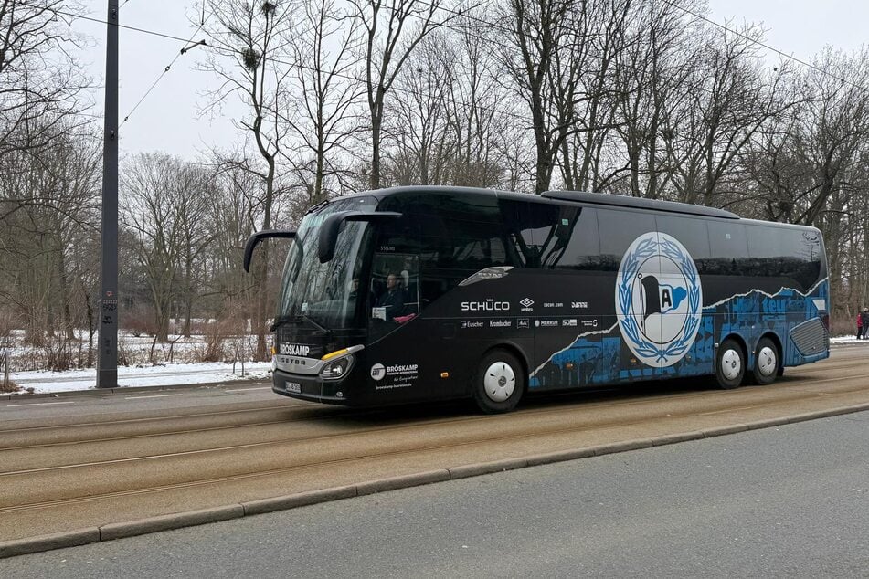 Kurz vor 12 Uhr traf der Arminia-Mannschaftsbus ein.