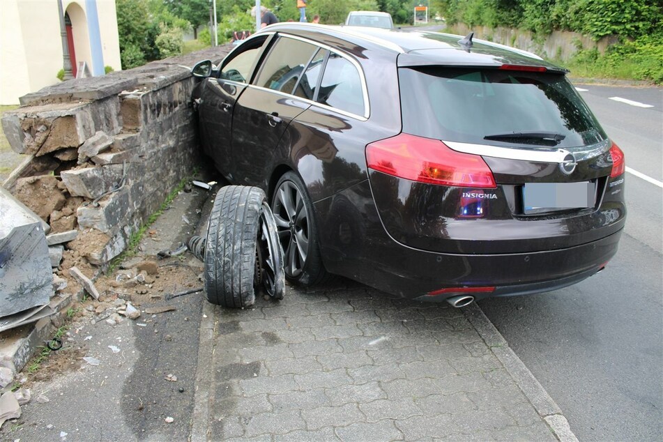 Die 24-Jährige ist mit ihrem Opel Insignia von der Straße angekommen und ungebremst gegen eine Kirchenmauer geprallt.