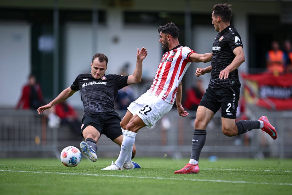 Jakob Lemmer (l.) und die Dynamos gaben in den 120 Minuten im XXL-Test gegen Freiburg ordentlich Gas..