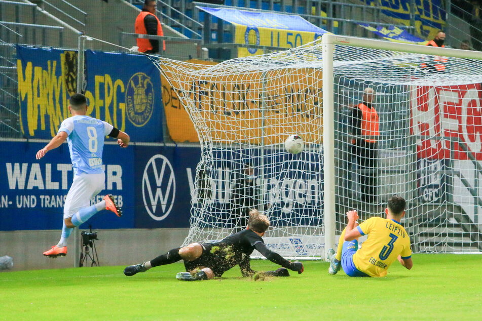 Leider nur ans Außennetz! Okan Kurt (l.) brachte hier die Abwehr von Lok Leipzig ins Schwitzen.