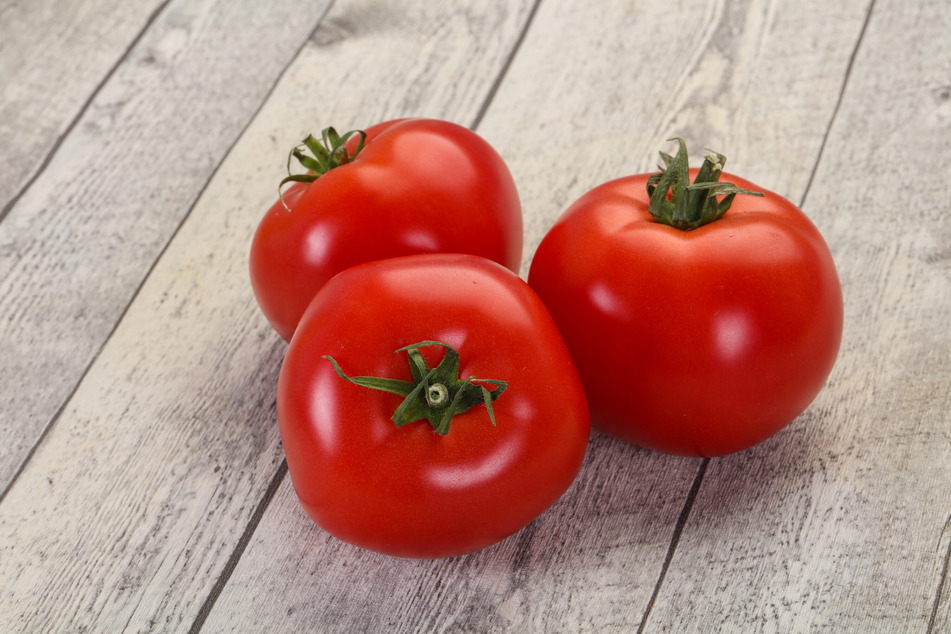 Tomaten verlieren bei zu kalter Lagerung ihr Aroma und gehören deswegen nicht in den Kühlschrank.