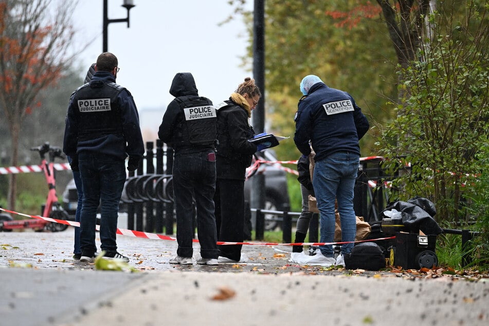 Kriminaltechniker und Polizisten am Tatort in Trappes bei Paris.