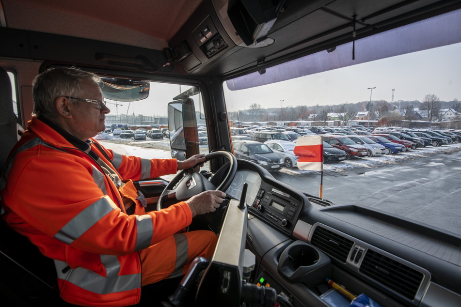 Alles im Blick: Thomas Theiler (63) ist seit 1987 im Winterdienst unterwegs.