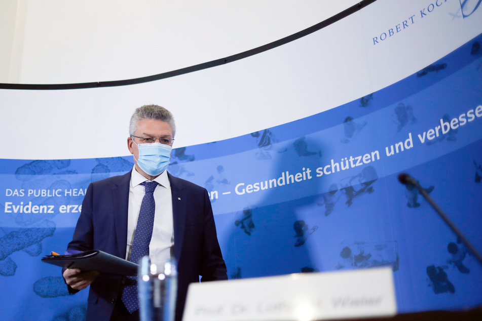 Lothar Wieler, Leiter des deutschen Robert-Koch-Instituts (RKI), kommt mit Mund-Nasenschutz zu einer Pressekonferenz zur Corona-Lage in Deutschland.