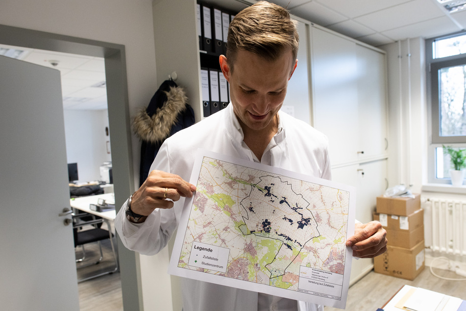 Der Virologe Christian Steeck forscht am Coronavirus.