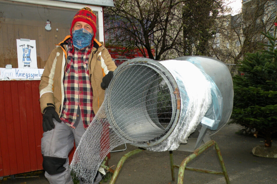 Winfried Güldner (68) verkauft seit zwölf Jahren Weihnachtsbäume in Leipzig.