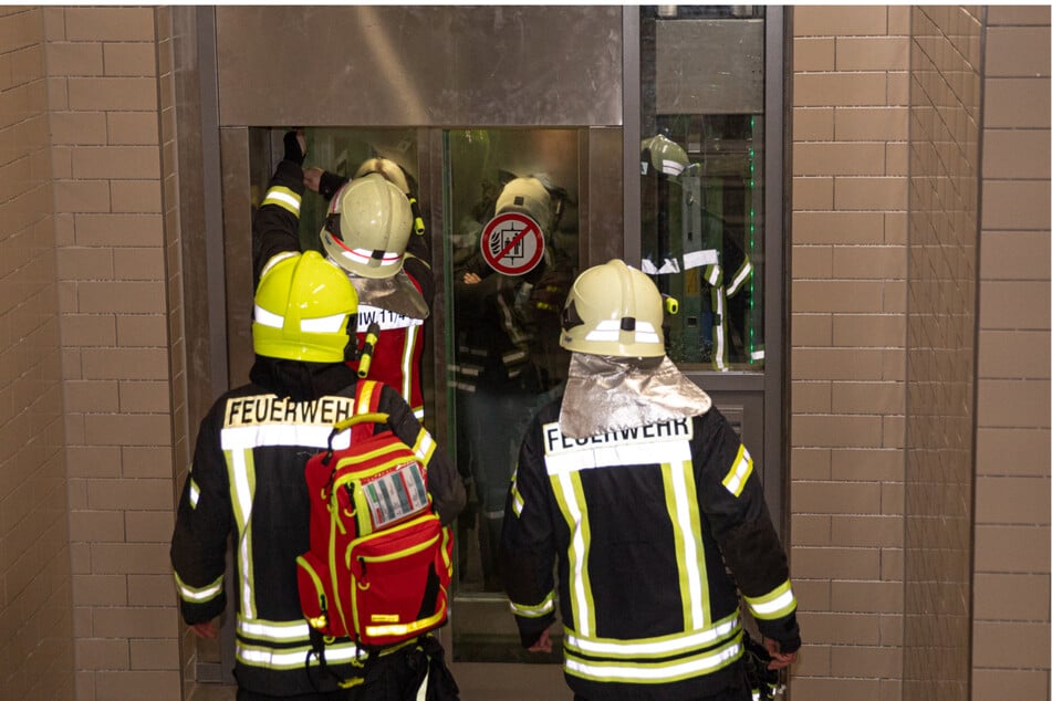 Die Feuerwehr musste in der Nacht zu Dienstag fünf Jugendliche aus dem Fahrstuhl befreien.