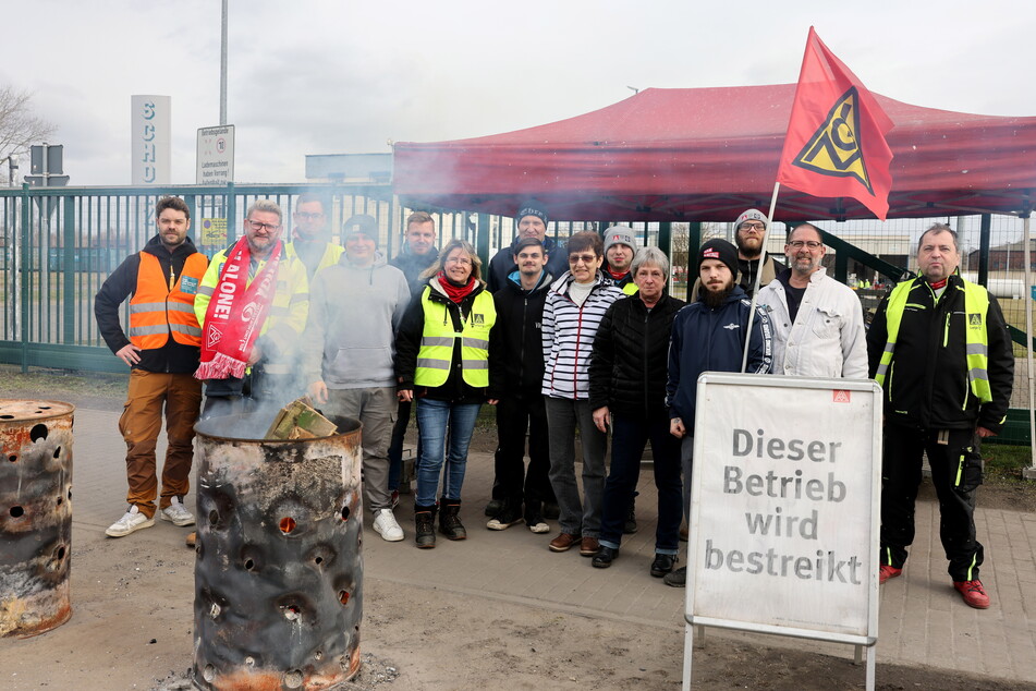 Sind seit nunmehr 100 Tagen im Streik - Beschäftigte des Schrottrecyclers SRW metalfloat.