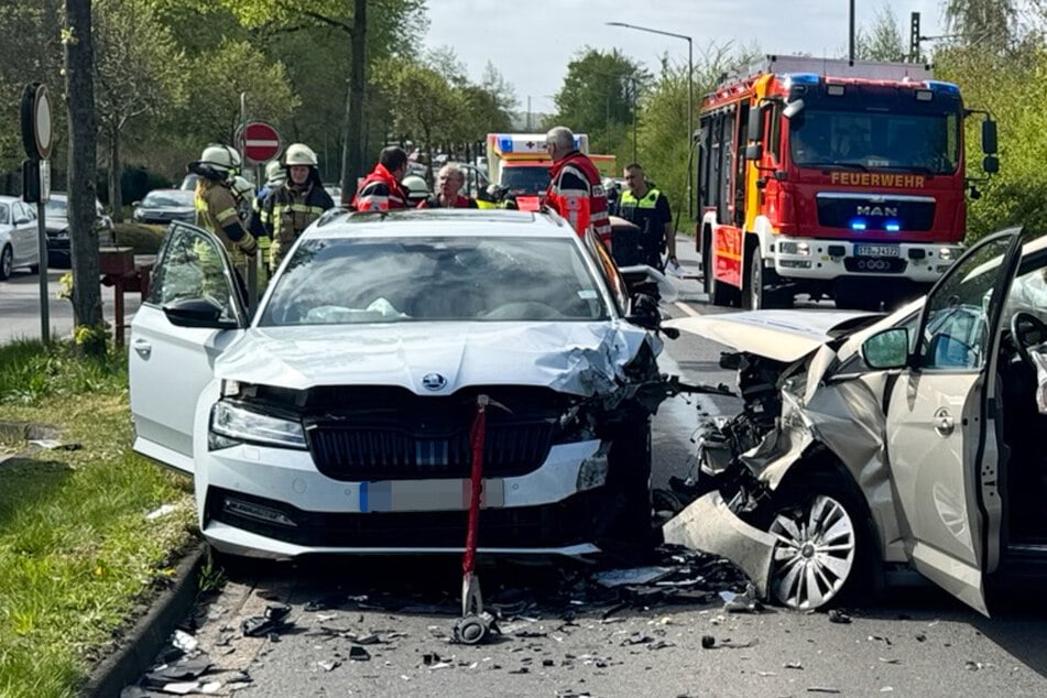 Ford kracht in Gegenverkehr: Unfall fordert sechs Verletzte, darunter eine Familie