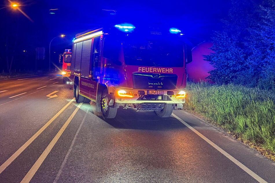 Feuerwehrleute wurden gegen 4 Uhr morgens zu einem Kreisverkehr gerufen.