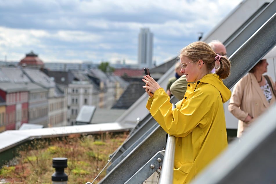 Zahlreiche Besucher wie Studentin Jenny (27) zückten auf den Dächern ihre Smartphones und hielten die Aussicht fest.