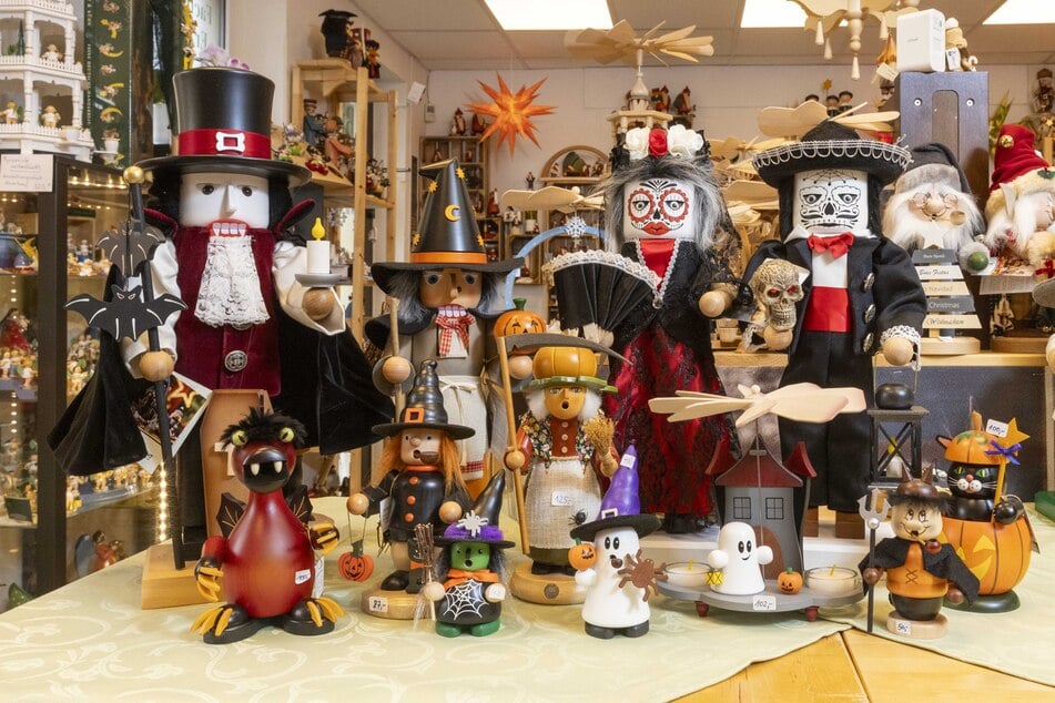 Pyramide, Räuchermänner, Nussknacker - die "Halloween-Kollektion" ist begehrt.