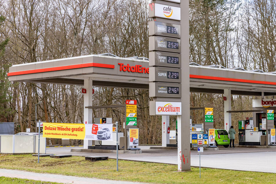 Teurer Diesel: Wegen der hohen Dichte an entsprechenden Fahrzeugen ist der Bezirk Haßberge besonders betroffen – der Stadt München kann es den meisten Menschen egal sein. (Symbolbild)