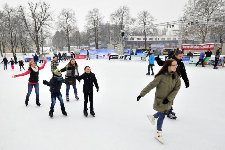 Die Eisbahn Zwickau im Muldepark hat auch am zweiten Weihnachtstag geöffnet.