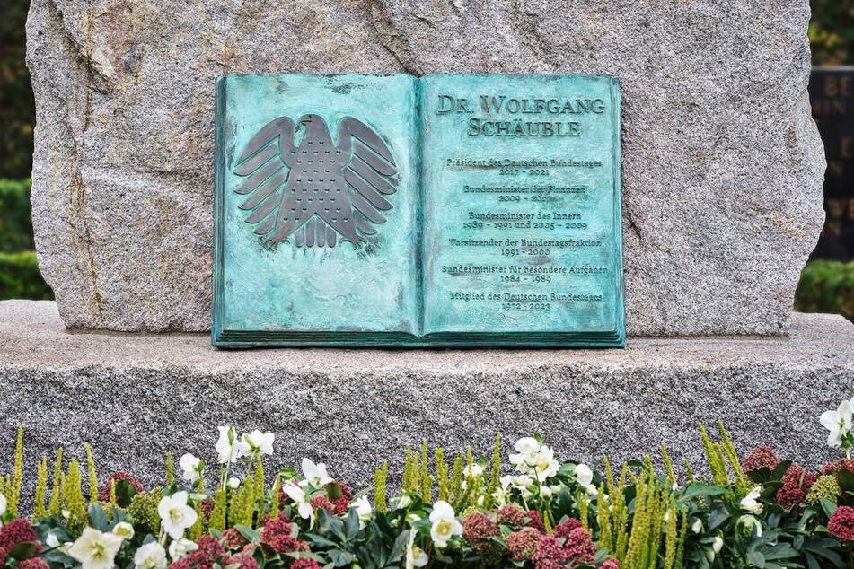 In einem Buch stehen die beruflichen Erfolge des Politikers niedergeschrieben.