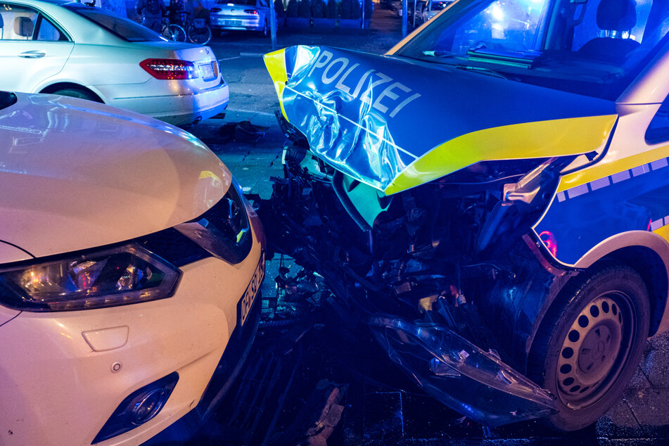 Schwerer Unfall in Offenbach: Nissan rammt Polizeiwagen im Einsatz