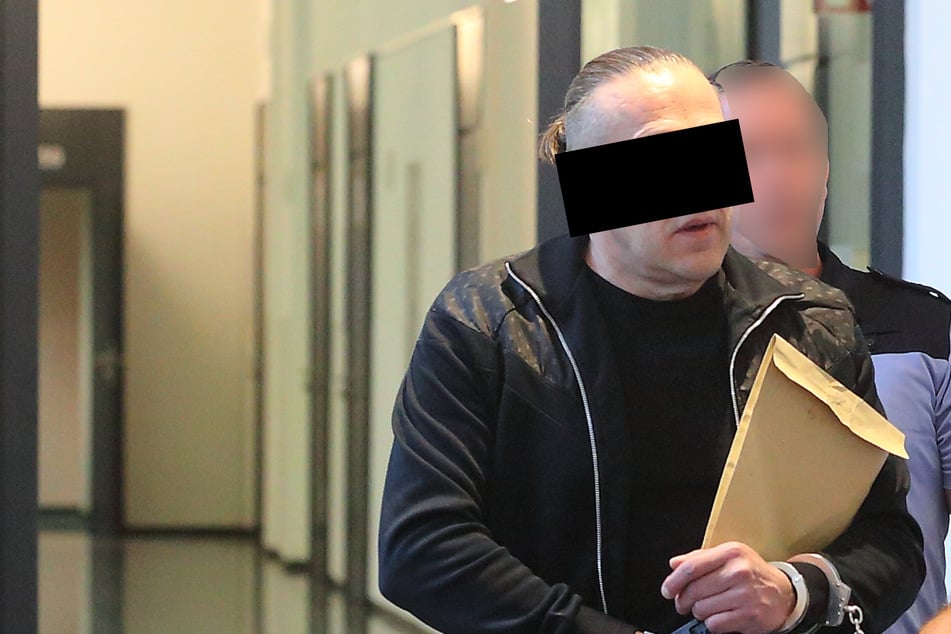 Mike W. (52) wurde in Hand- und Fußfesseln zum Prozess gebracht.