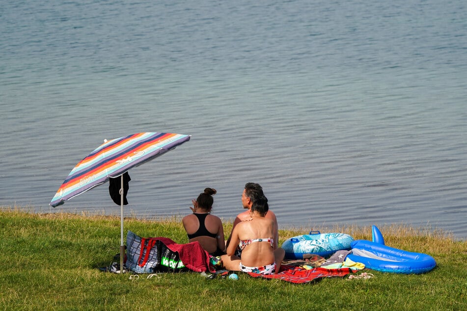 Wer kann, verbringt den Freitag am besten nochmal gebührend draußen und wagt einen ersten Sprung ins kalte Nass: Bis zu 29 Grad meldet der Deutsche Wetterdienst für den letzten Arbeitstag der Woche.