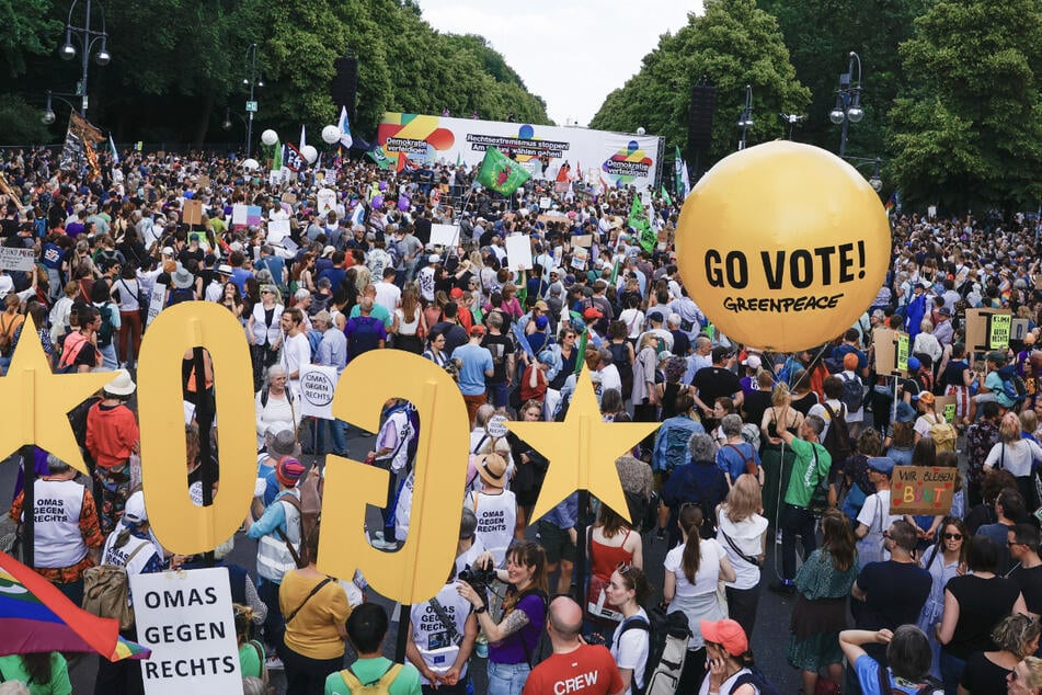 Vor der Siegessäule demonstrieren Tausende Berliner für eine offene Gesellschaft.