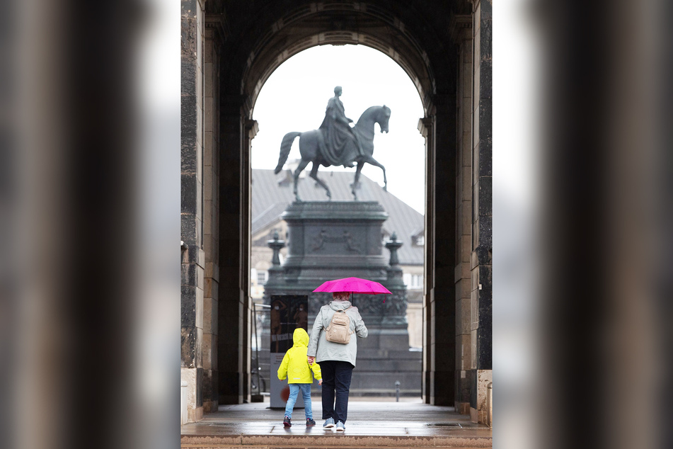 Mit Regenschirm in Dresden: Ab heute wird's ungemütlich im Freistaat.