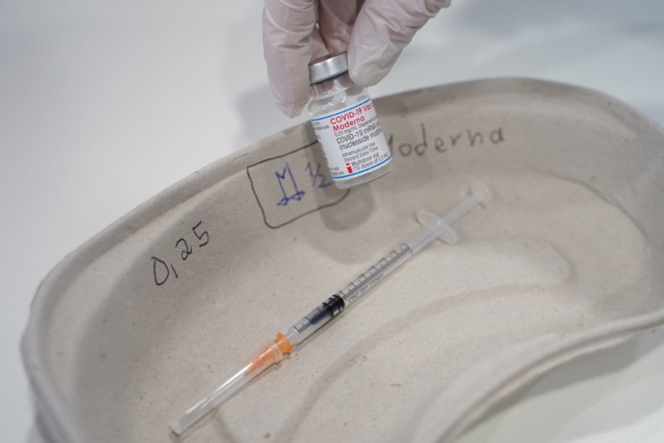 Der Hersteller Moderna hat eine klinische Studie zur Untersuchung eines spezifischen Impfstoffs gegen die Omikron-Variante begonnen.