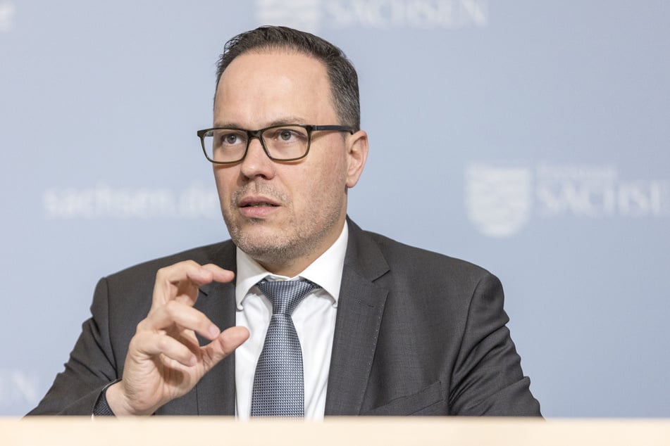 Immer schön bei den Tatsachen bleiben - Wirtschaftsminister Dirk Panter (52, SPD) teilte bei seiner Rede zum Thema kräftig gegen die AfD aus.